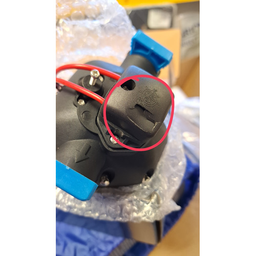 Pompe Europump 12 volts 11 L/min - 3 soupapes - OSCULATI ATTENTION PRODUIT NEUF AVEC UN DEFAUT D'ASPECT SUITE A UN SINISTRE TRANSPORT - PRODUIT NEUF JAMAIS UTLISE