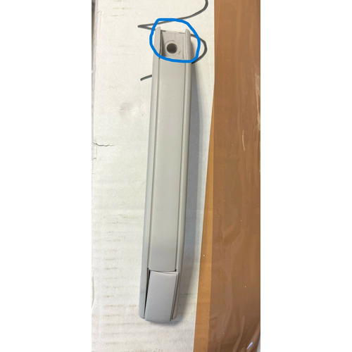 POIGNEE DE TIRAGE 2 TROUS GRISE 204 X 27 MM ENTRAXE 170 MM ATTENTION PRODUIT NEUF AVEC UN DEFAUT D'ASPECT SUITE A UN SINISTRE TRANSPORT - PRODUIT NEUF JAMAIS UTLISE