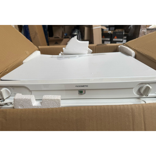 RÉFRIGÉRATEUR À POSER TRIMIXTE RF 62 - DOMETIC -ATTENTION PRODUIT NEUF AVEC UN DEFAUT D'ASPECT SUITE A UN SINISTRE TRANSPORT - PRODUIT NEUF JAMAIS UTLISE - MOTEUR NE FONCTIONNE PAS