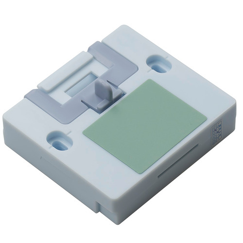 Fermeture de porte compartiment congélateur DOMETIC – Réf. 289037121 (remplace 241326781) Fermeture de porte compartiment congélateur DOMETIC – Réf. 289037121 (remplace 241326781)