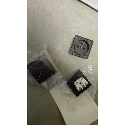 ATTENTION Produit imparfait | Prise 220v+terre marron. nf+couvercle.